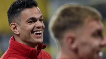 بسبب خلاف قديم.. حاتم بن عرفة يوجه انتقادات حادة لأسطورة نادي ليون جونينيو